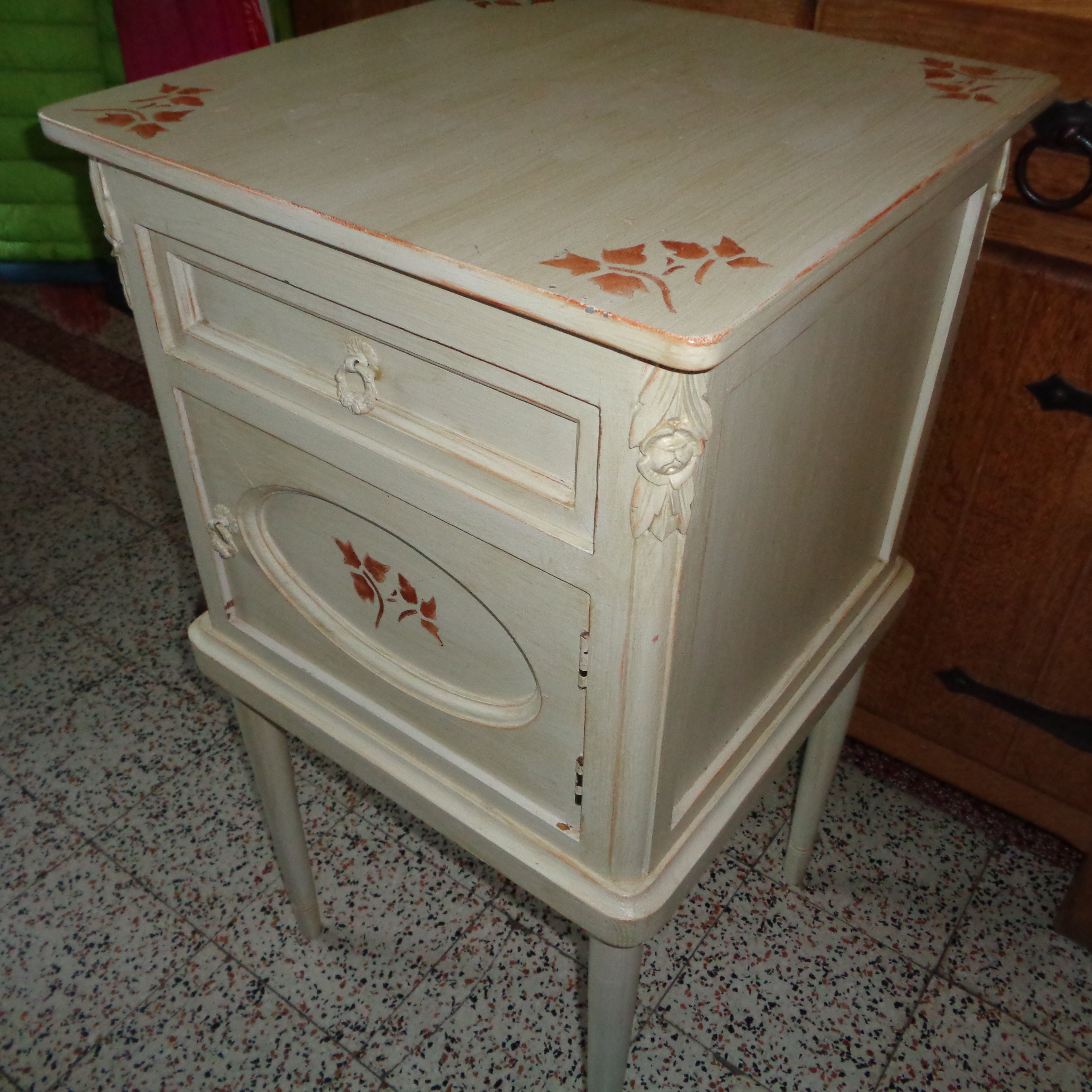 A vendre table de nuit ancienne